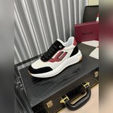 Новейшая модель обуви для отдыха от Bally, популярная в Интернете. [Довольный] П