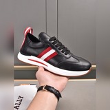 Новейшая модель обуви для отдыха от Bally, популярная в Интернете. [Довольный] П