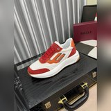 Новейшая модель обуви для отдыха от Bally, популярная в Интернете. [Довольный] П