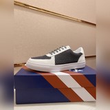 BALLY Гонконгский магазин синхронно обновил коллекцию мужской обуви для отдыха. 