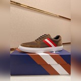 BALLY Гонконгский магазин синхронно обновил коллекцию мужской обуви для отдыха. 