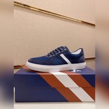 BALLY Гонконгский магазин синхронно обновил коллекцию мужской обуви для отдыха. 