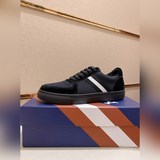 BALLY Гонконгский магазин синхронно обновил коллекцию мужской обуви для отдыха. 
