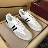 BALLY Гонконгский магазин синхронно обновил коллекцию мужской обуви для отдыха. 
