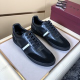 BALLY Гонконгский магазин синхронно обновил коллекцию мужской обуви для отдыха. 