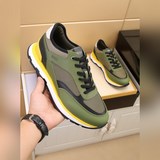 Классические кроссовки HUGO BOSS изготовлены из гладкой кожи и трехмерного нейло