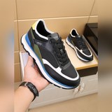 Классические кроссовки HUGO BOSS изготовлены из гладкой кожи и трехмерного нейло