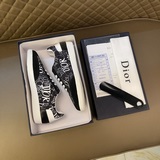 Dior 2023 новинка — низкие кроссовки для повседневной носки, изготовленные из им