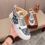 «Dior» — новейшая модель обуви для отдыха, роскошный бренд высшего качества. Обу