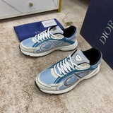 Новая модель B30 от DIOR представляет собой низкие кроссовки из серой сетчатой т