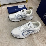 Новая модель B30 от DIOR представляет собой низкие кроссовки из серой сетчатой т