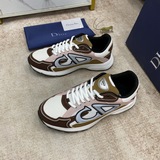 Новая модель B30 от DIOR — низкие кроссовки из серой сетчатой ткани.