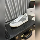 Дизайн и качество обуви Dior соответствуют стандартам бренда. Верх изготовлен из