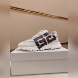 GIVENCHY Новая модель от Givenchy, одновременно в продаже в магазинах, каждая да