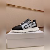 GIVENCHY Новая модель от Givenchy, одновременно в продаже в магазинах, каждая да