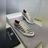 (Шелковый верх обуви) Новая модель от GIVENCHY, доступна в магазинах GIVENCHY. Н