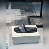 Модель для пар. Самый популярный логотип бренда, стандартные сандалии-шлепанцы, 