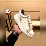 Alexander McQUEEN снова обновил свою высококачественную версию, которая стала до