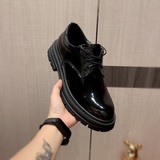 «Prada» — новейшая модель кожаных туфель для повседневной носки, роскошный бренд