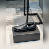 (Prada) Официальный сайт последних моделей модной мужской обуви в стиле кэжуал. 