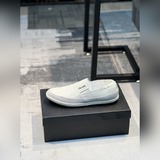 (Prada) Официальный сайт с новейшими моделями модной мужской обуви в стиле кэжуа