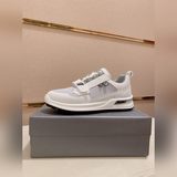 Высокое качество. Новые модели PRADA (Prada) поступили в продажу одновременно с 