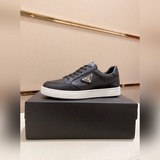 (Prada) Официальный сайт представляет новейшую коллекцию модной мужской обуви в 