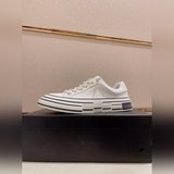 (Prada) Официальный сайт представляет новейшую коллекцию модной мужской обуви в 