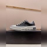 (Prada) Официальный сайт представляет новейшие модели модной мужской обуви в сти