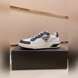 (Prada) Официальный сайт представляет новейшие модели модной мужской обуви в сти