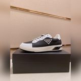 (Prada) Официальный сайт представляет новейшую коллекцию модной мужской обуви в 