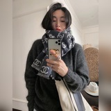 Новая классическая коллекция шарфов Chanel на осень-зиму представляет собой соче
