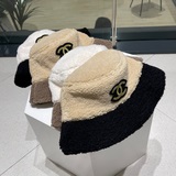 Новая рыбацкая шапка Chanel из овечьей шерсти – незаменимый и универсальный аксе