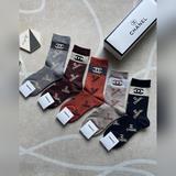 Chanel · Новая модель женских носков средней длины из кашемира от Chanel. Обрати
