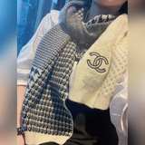 Новые шарфы от Chanel в магазине. Они великолепны. [Слезы] Новые изделия высшего