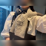 Новые шарфы от Chanel в магазине. Они великолепны. [Слезы] Новые изделия высшего