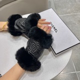 Короткие перчатки Chanel из меха кролика на осень и зиму заслуживают сравнения с