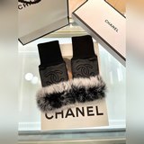 Короткие перчатки Chanel из меха кролика на осень и зиму заслуживают внимания. М