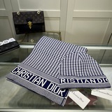 Официальный сайт Dior предлагает комплект из шапки и шарфов из мягкой и тонкой ш
