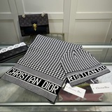 Официальный сайт Dior предлагает комплект из шапки и шарфа из шерсти и кашемира,