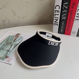 Оригинальная кепка с открытой макушкой от Dior, представленная в блогах модных б