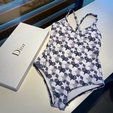 Купальник Dior, очень моложавый и белый! Верхняя часть стройнит и выглядит краси