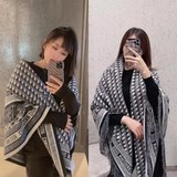Новейший популярный шарф от Dior, «Шарф с бахромой в стиле Dior», — это действит