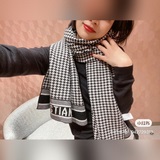 Шарф Dior с узором «пестрый» является частью коллекции одежды, подчеркивающей зн