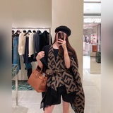 Двусторонняя двухцветная накидка-плащ Fendi! О красоте FF и говорить нечего! Так