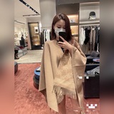 Двусторонняя двухцветная накидка Fendi! Двусторонняя накидка из бежевой шерсти и