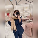 Новейший шарф FENDI, с очень нежным и элегантным двусторонним дизайном. Кажется,