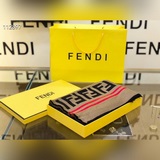 Шаль/плащ FENDI. Верхняя часть действительно выглядит очень эффектно, с классиче