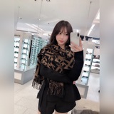 Fendi из чистого кашемира с элементами старинного узора, очень популярный, реком