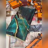 Этот оттенок зеленого цвета является уникальным для Hermes. Шарфы H действительн